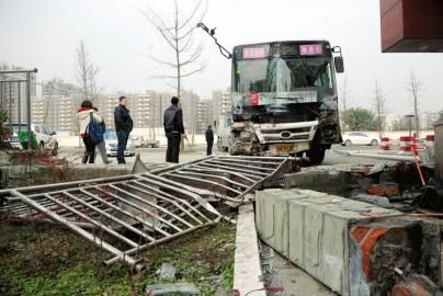 1月6日，成都雙華大道，失控后的公交車撞垮一單位的護欄。攝影 劉陳平