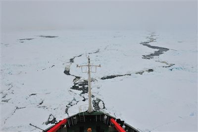7日17時50分許，“雪龍”號船頭冰面裂開一條水道，“雪龍”號趁機迅速穿過。