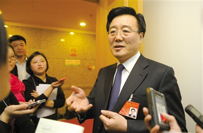 昨日，在十四屆人大二次會議順義代表團(tuán)全團(tuán)審議后，北京市人大代表、北京市常務(wù)副市長李士祥接受記者提問。新京報記者 浦峰 攝