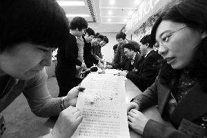 人大代表們就各自關(guān)心的話題熱烈討論。