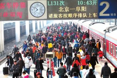 昨天，由北京開(kāi)出的列車(chē)途經(jīng)安徽亳州火車(chē)站，大量旅客回到家鄉(xiāng)