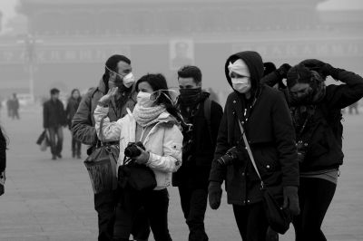 天安門廣場(chǎng)戴口罩的外國游客。