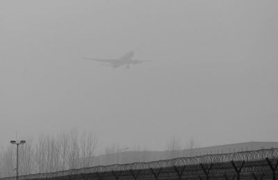 在首都機(jī)場(chǎng)，飛機(jī)在霧霾中降落。