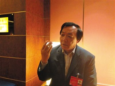 　昨日，在接受采訪時，何香久強(qiáng)調(diào)，大多公務(wù)員是勤勉工作的。