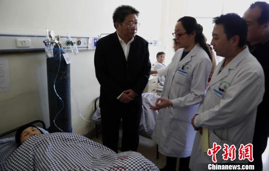 圖為青海省委常委、西寧市委書記毛小兵正在詢問患者病情。　羅云鵬　攝