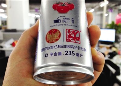 在涉訴產(chǎn)品的包裝上，印著“國(guó)家體育總局訓(xùn)練局合作伙伴”標(biāo)識(shí)。新京報(bào)記者 倪華初 攝