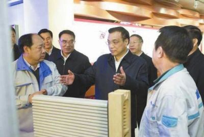 昨天，李克強在科技園查看PM2.5過濾設備。圖/新華視點微博