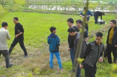 少年指認(rèn)藏槍地點(diǎn)。