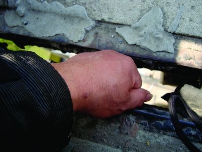 圖為大橋17號墩處橋面裂縫。梅建明 攝