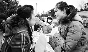墓區(qū)服務(wù)員（右）見證了喪葬“綠化進(jìn)程”。新華社發(fā)