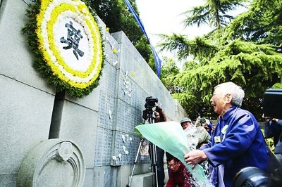 幸存者和遇難者遺屬昨在紀念館“哭墻”前獻花。