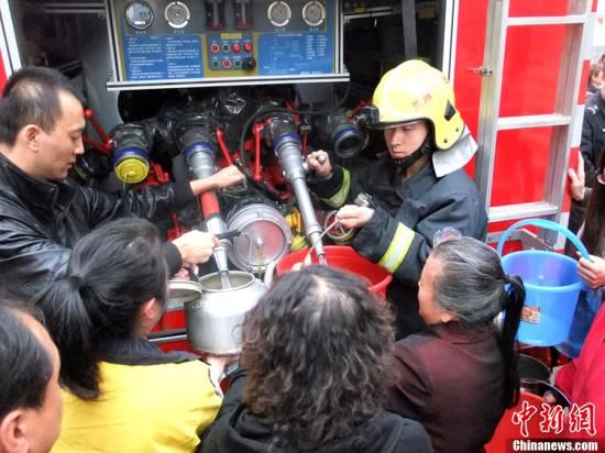 　4月11日，蘭州市自來水苯含量嚴重超標，蘭州啟動公共突發(fā)事件應急機制，緊急調(diào)配安全水源在居民區(qū)投放，圖為消防隊給西固蘭玻西社區(qū)居民送來水，市民排隊取水。裴強 攝 圖片來源：東方IC 版權(quán)作品 請勿轉(zhuǎn)載