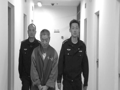 向南夫被帶出監(jiān)室接受提審。警方供圖