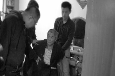 　向南夫被警方抓獲。