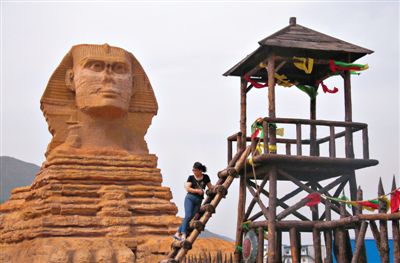 一游客在河北石家莊某地的“獅身人面像”前。