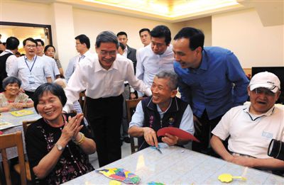 　昨日，張志軍前左二和陪同的新北市長朱立倫與老人們交談。