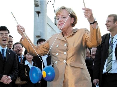 2007年8月27日，北京，默克爾正在玩扯鈴。