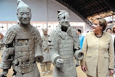 2010年7月17日，西安，默克爾參觀兵馬俑，慶祝生日。