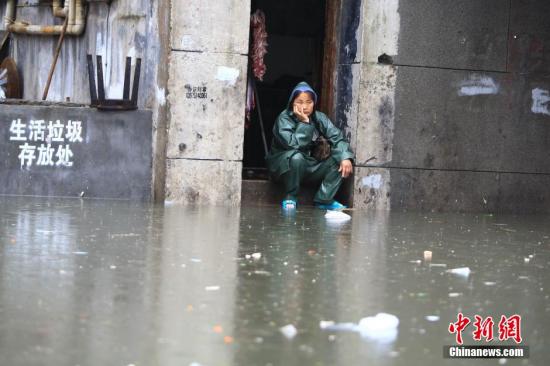 7月15日，因連日強降雨致長沙市開福區(qū)西長街街道出現(xiàn)嚴(yán)重內(nèi)澇，最深水位超過一米，沿街60余戶門面進(jìn)