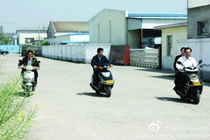 網(wǎng)友稱儀征市委書記程希騎摩托車下鄉(xiāng)沒戴頭盔。