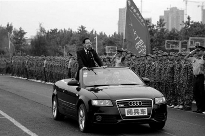 安徽新華學(xué)院院長乘敞篷車“閱兵”場面。網(wǎng)絡(luò)截圖