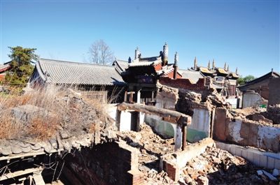 大同市文廟附近開發(fā)的一片仿古四合院，附近基礎設施建設已停工，周圍都是廢墟。