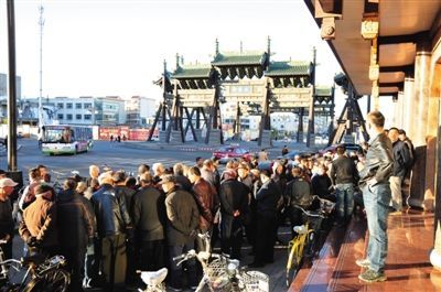 11月3日，大同市四牌樓附近，耿彥波“粉絲團”在聚眾討論。