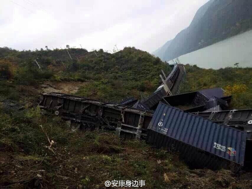 襄渝鐵路旬陽至棕溪上行線發(fā)生山體塌方，致使75228次貨物列車8節(jié)車廂脫線。圖片來源于網(wǎng)絡(luò)