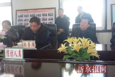 訪民代表與縣領(lǐng)導(dǎo)開會(huì)協(xié)商時(shí)，副縣長頭靠椅背睡著10分鐘左右。受訪對象供圖