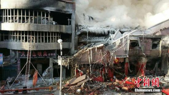 2015年1月3日，哈爾濱市道外區(qū)太古街著火塌方現(xiàn)場，火又燒了起來
