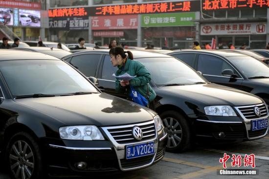 1月23日，北京亞運(yùn)村汽車交易市場(chǎng)中拓拍賣停車場(chǎng)上人頭攢動(dòng)。