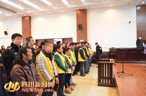 胡寶寶（右四）等接受集中宣判。