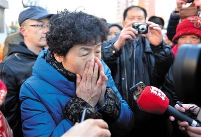 2月9日，呼格吉勒?qǐng)D的母親尚愛云在旁聽趙志紅案后，接受媒體采訪時(shí)落淚。新華社記者 任軍川 攝