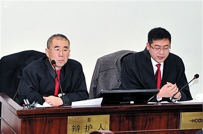 1月5日，呼市中院審理趙志紅案。律師謝飛（左）和張瑞軍（右）出庭為趙志紅辯護(hù)。