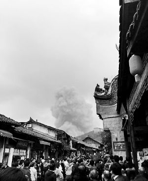 成都龍泉驛區(qū)洛帶古鎮(zhèn)的游客拍到爆炸瞬間濃煙滾滾。
