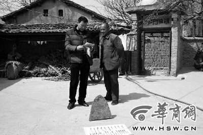 昨日，商洛市博物館工作人員（左）向李老漢講解最近出臺(tái)的《陜西省群眾保護(hù)文物獎(jiǎng)勵(lì)辦法》