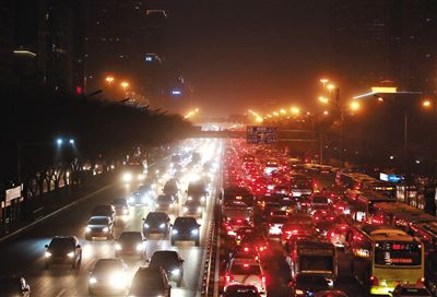 昨晚，因沙塵暴導(dǎo)致能見(jiàn)度低，長(zhǎng)安街嚴(yán)重堵車(chē)。