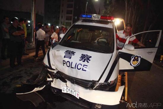南都記者昨晚趕到現(xiàn)場時，交警及保險公司已經(jīng)在處理事故，現(xiàn)場有很多圍觀者。