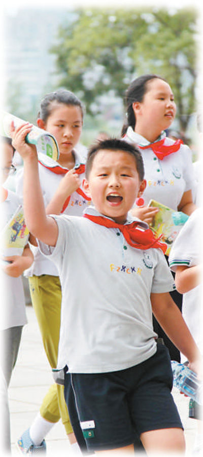南京某小學(xué)學(xué)生在參加課外活動(dòng)。