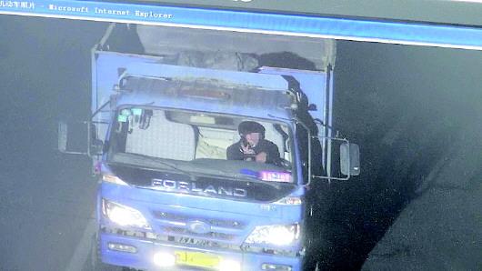 張某被抓拍到開車打手機(jī)。