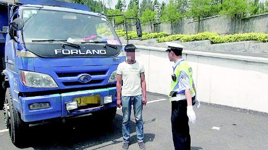 民警對(duì)持C1駕照駕駛大貨車、一年違法350余次的張某進(jìn)行批評(píng)教育。