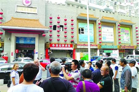 青島宰客海鮮店成“景點”，游人“參觀”拍照。