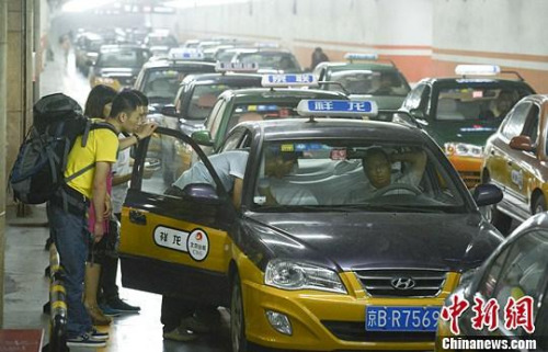 市民在北京西客站出租車(chē)候車(chē)點(diǎn)準(zhǔn)備乘車(chē)。中新社發(fā) 侯宇 攝