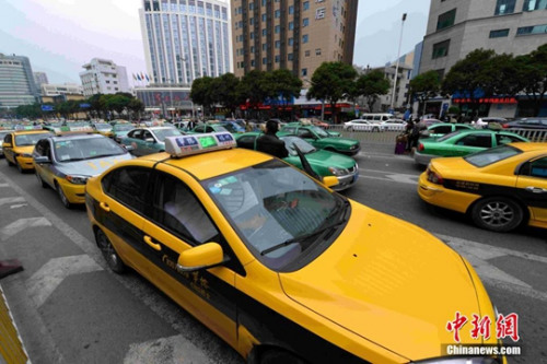 1月17日，福州華榕出租車(chē)公司期下的出租車(chē)在街頭候客。