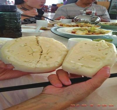 在參加山西游行程中，體驗(yàn)員發(fā)現(xiàn)團(tuán)餐中的饅頭已經(jīng)發(fā)霉。視頻截圖