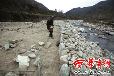 11月6日，93歲的鳳縣老人曾文財(cái)一吃完飯就又到河邊搬運(yùn)石頭加固河堤了