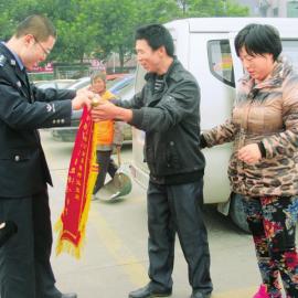 何姜姜的父母給民警送錦旗。