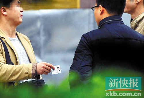 在進(jìn)行了近半個(gè)月暗訪調(diào)查中，有證販子告訴記者稱，二代身份證買賣已形成產(chǎn)業(yè)鏈，不僅貨源穩(wěn)定，生意也是相當(dāng)紅火?！稣褟V場(chǎng)附近，一名男子正向記者兜售二代身份證。