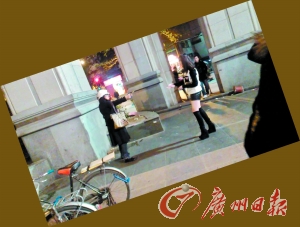 黑衣女拿著剪刀指著“保時捷女孩”。
