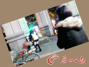 踢落剪刀后欲抱住黑衣女。